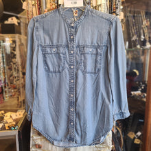  GAP Chambray Denim Button Up XS - PopRock Vintage. The cool quotes t-shirt store.