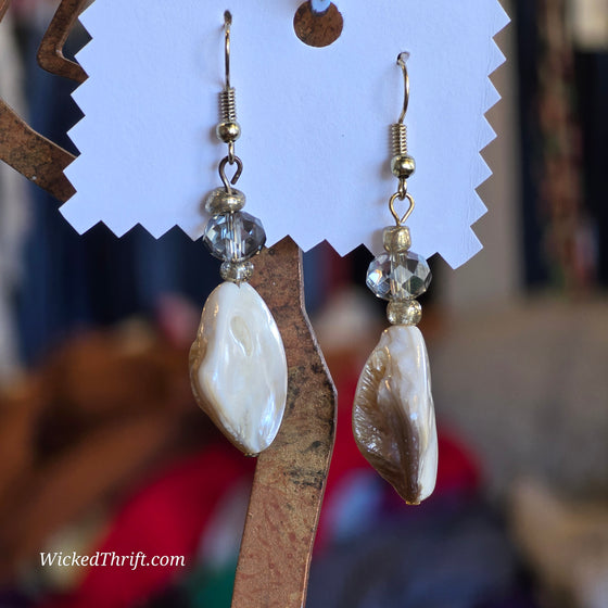 RAW PEARLY Drop Earrings - PopRock Vintage. The cool quotes t-shirt store.