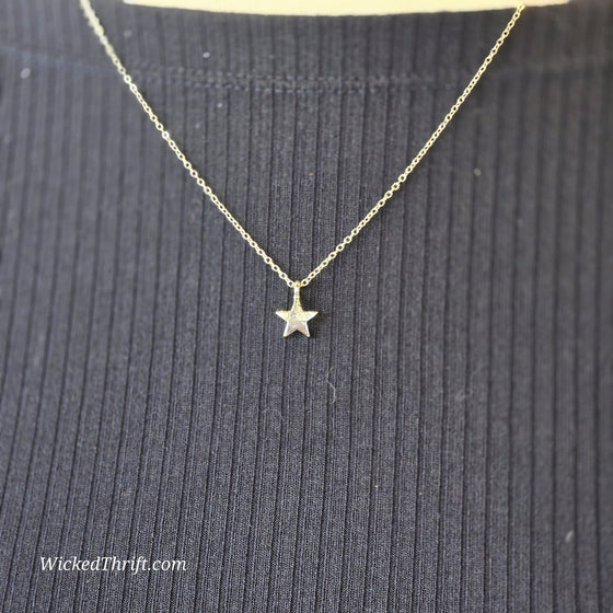 STAR Silver Tone Chain Necklace - PopRock Vintage. The cool quotes t-shirt store.