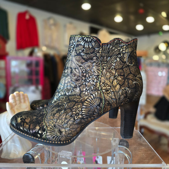 LARTISTE Metallic Pattern Leather Booties 39