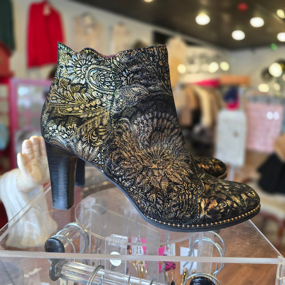 LARTISTE Metallic Pattern Leather Booties 39